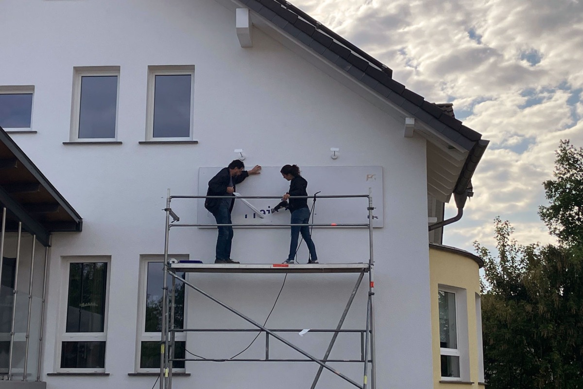 EFG Montage neues Schild 1
