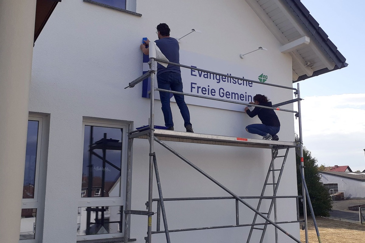 EFG Montage neues Schild 4